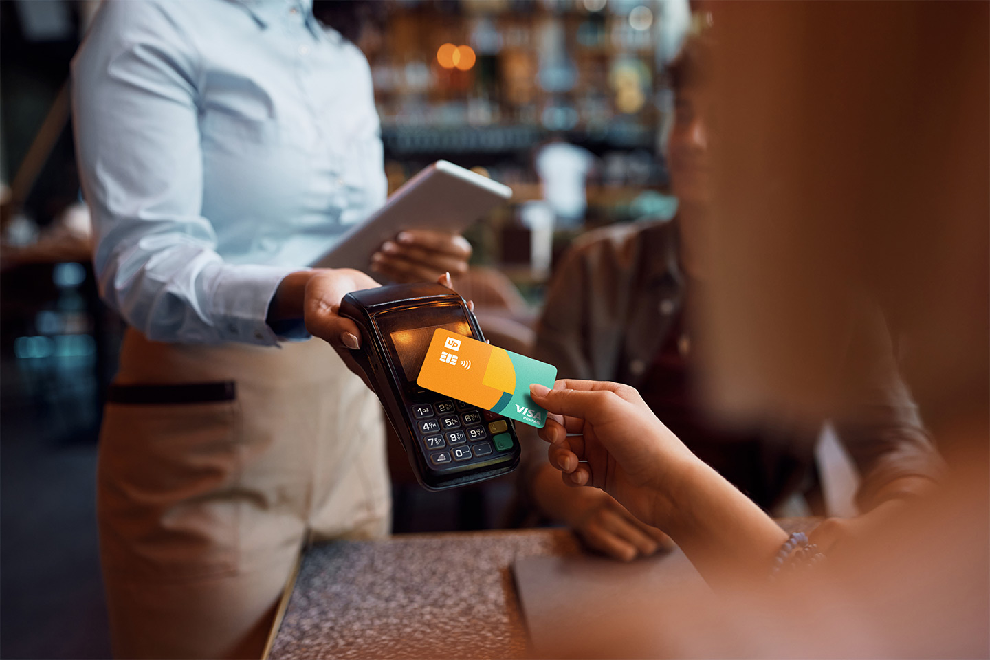 Carte Up utilisée par un salarié pour payer sans contact au Luxembourg – chèques-repas acceptés