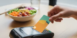 Carte de paiement Up Luxembourg au dessus d'un terminal de paiement