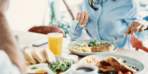 Repas avec les chèques-repas Luxembourg pour les salariés