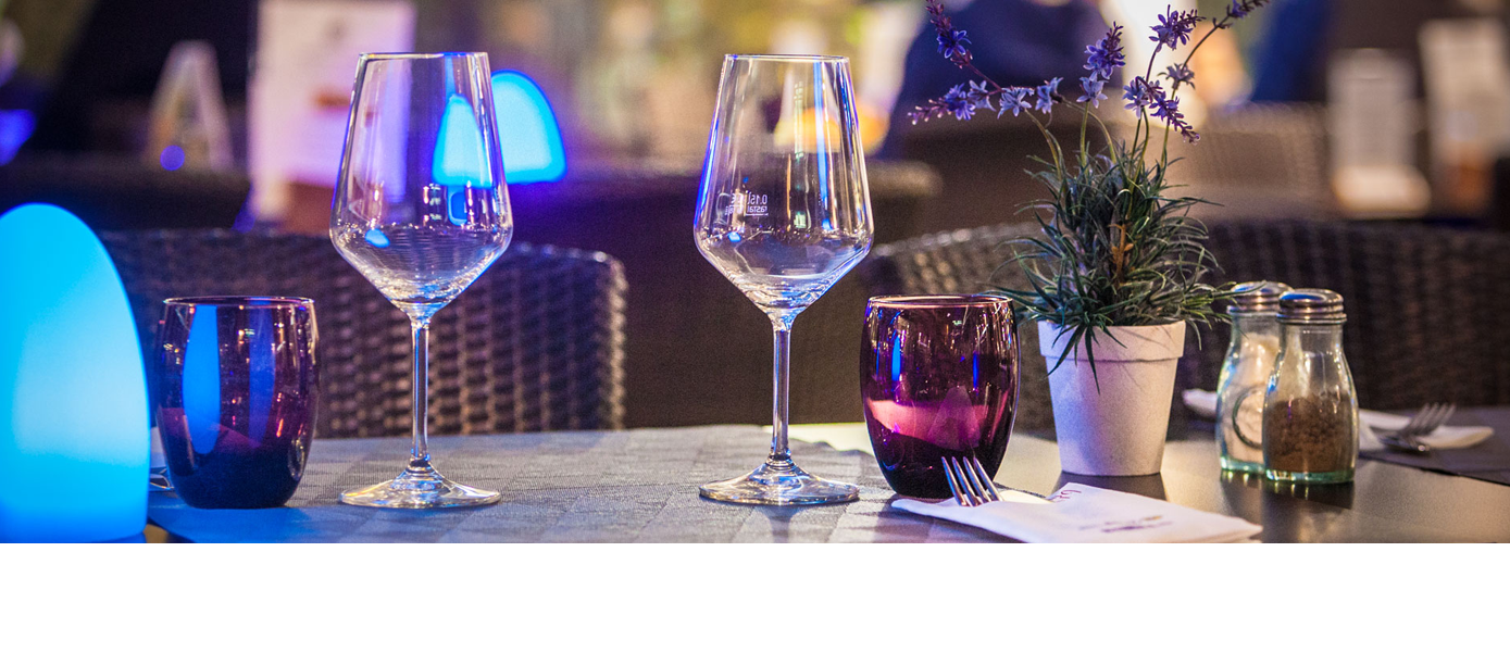 La terasse de la Brasserie du Cercle le soir